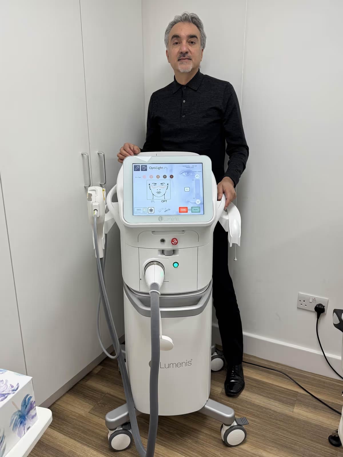 Shafik Haji carrying out a dry eye assessment
